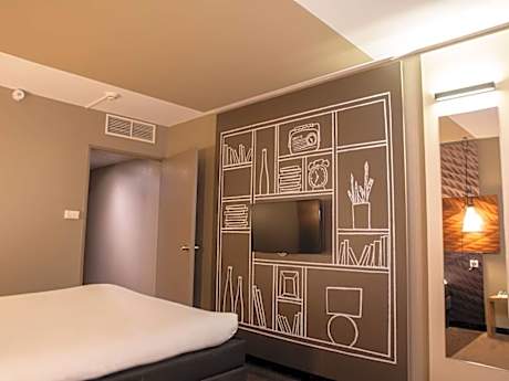 Standard room with 1 double bed, accessible to people with disabilities