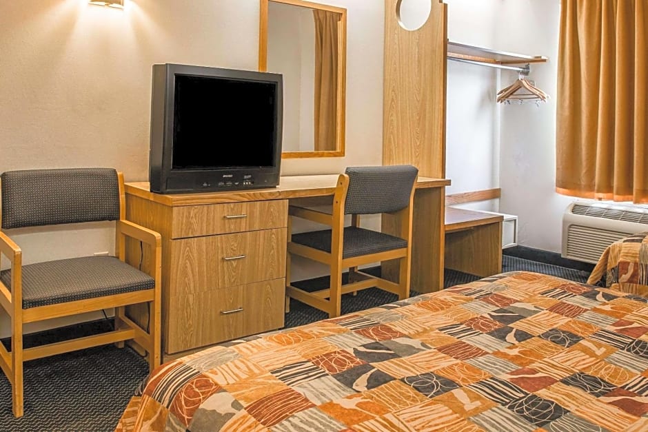 Days Inn by Wyndham Flint/Bishop International Airport