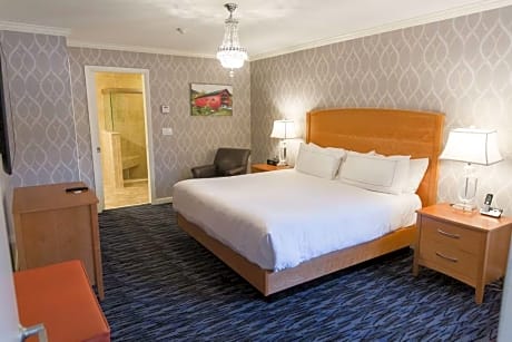 1 King Bed 1 Bedroom Corner Suite W/Balcony