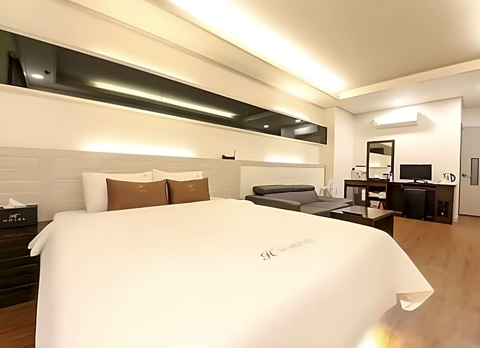 H  Hotel