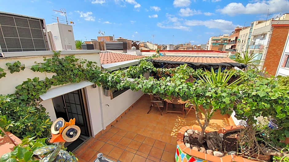 Attic,Terrace & BBQ, Airport 15 Min, Cruise-Port 30 min, Fácil enlace Metro Barcelona