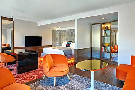 Studio Suite, 1 King, Balcony