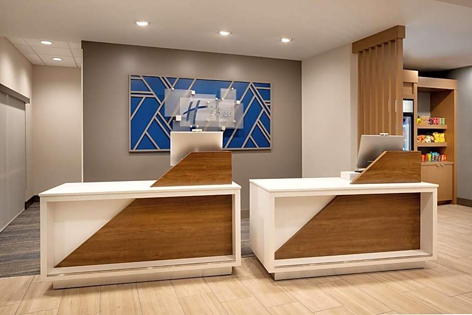 Holiday Inn Express & Suites Fresno Airport By IHG