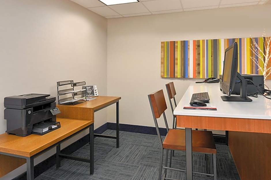 Holiday Inn Express & Suites Raleigh NE - Medical Ctr Area By IHG