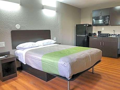 1 Queen Bed | Non-Smoking, Kitchen