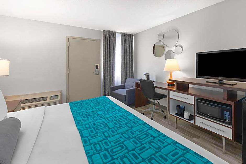 Howard Johnson by Wyndham Romulus Detroit Metro Airport