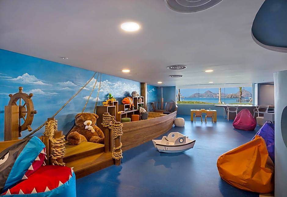 AYANA Komodo Waecicu Beach