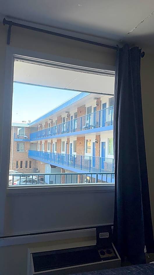 Empress Inn and Suites by the Falls