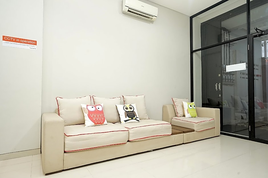 Capital O 449 The Colins