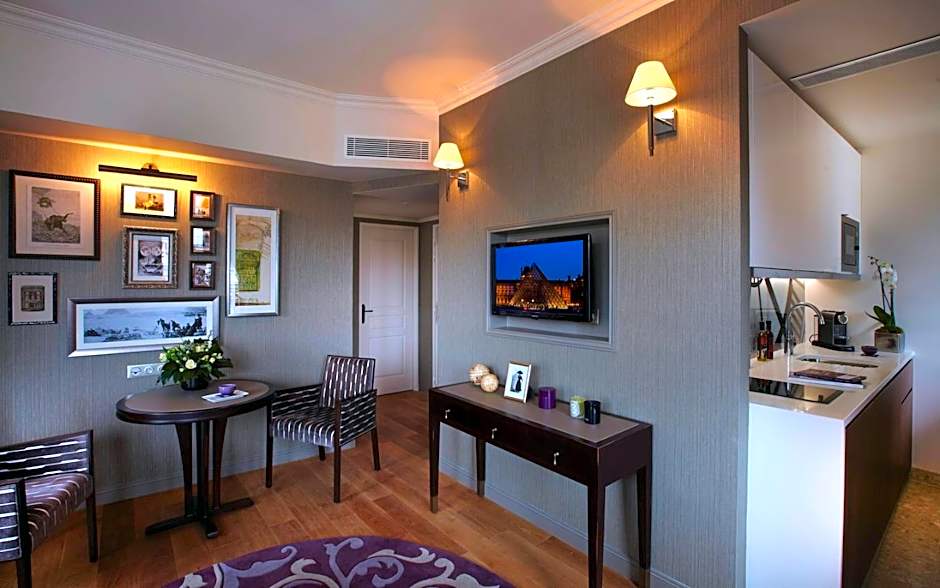 La Clef Louvre Paris by The Crest Collection