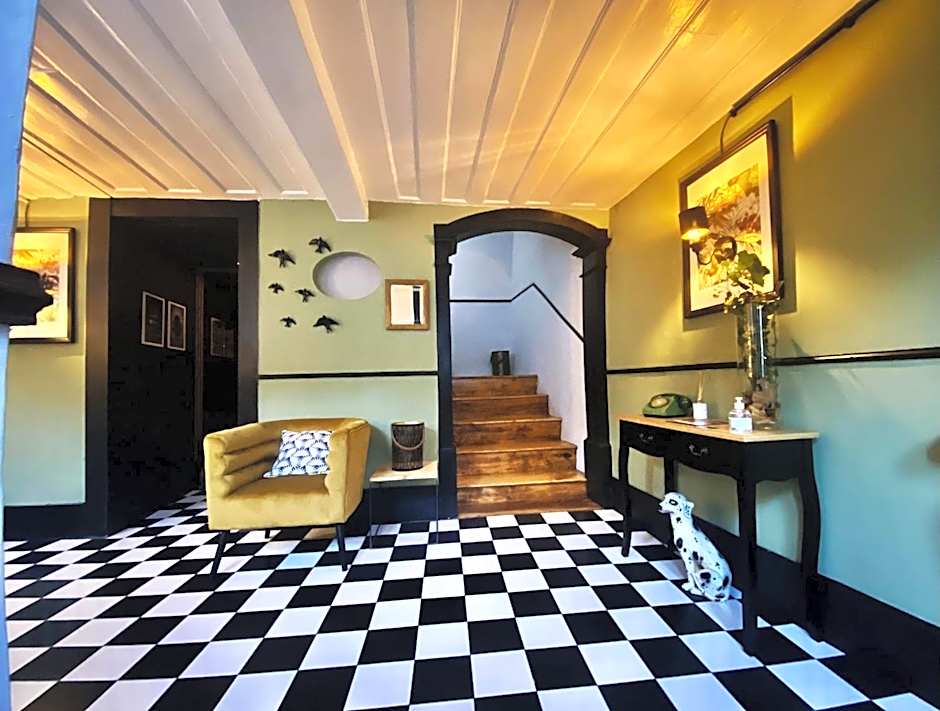 Inn Door 21 - Hostel & Suite