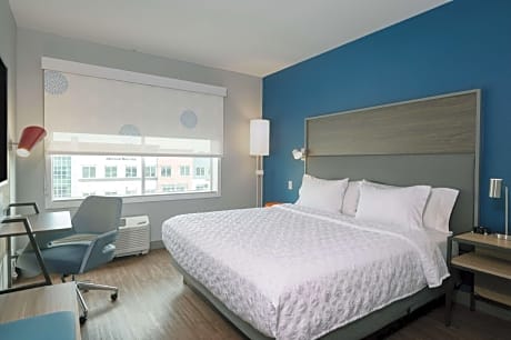 1 King Bed W/Walk In Shower