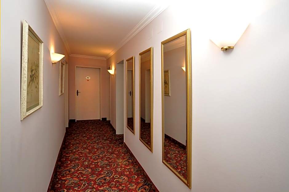 Hotel Altmünchen by Blattl