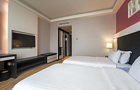Promenade Deluxe Room with Club Lounge Access