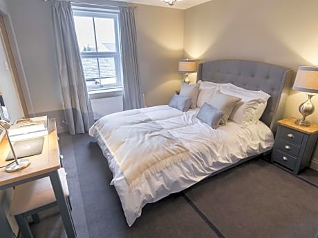 Double room-Luxury-Ensuite with Shower-Street View