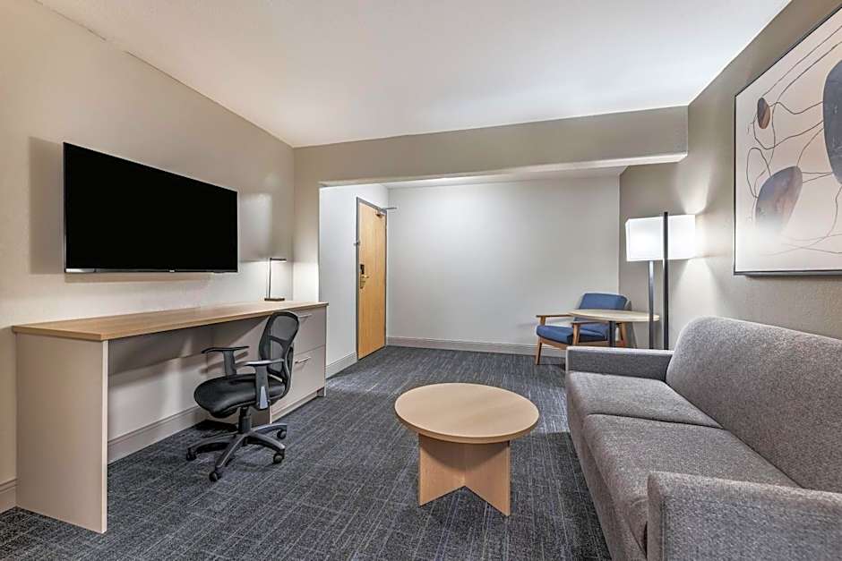 Days Inn & Suites by Wyndham Thunder Bay