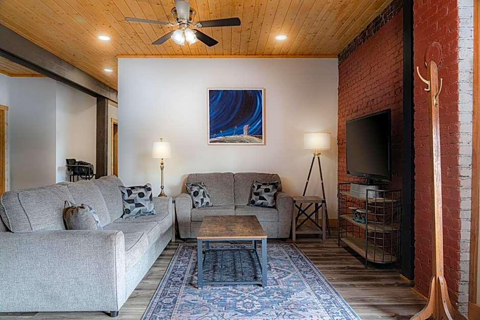 The NuWray Hotel & Carriage House