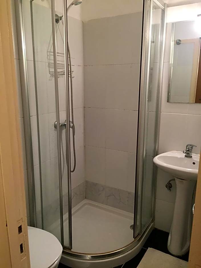 Lira Guest House B&B