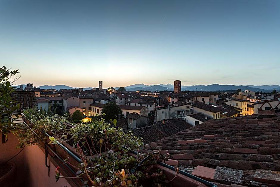 Casa Emy in Lucca With 3 Bedrooms and 2 Bathrooms