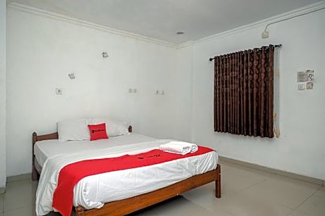 RedDoorz @ H&W Hotel Solo