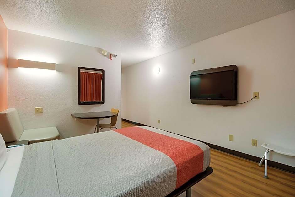 Motel 6-Davenport, IA