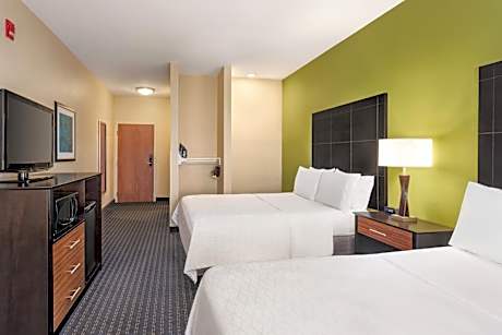 Standard Queen Room with Two Queen Beds and Mobility Accessible Tub