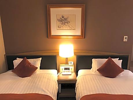 Twin Room with Extra Bed - Non-Smoking