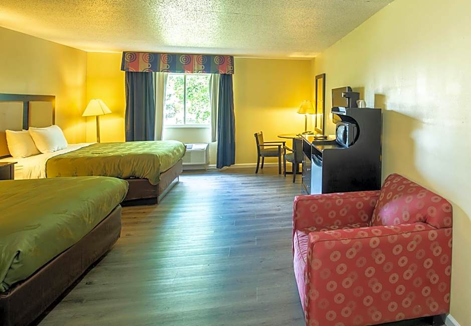 Quality Inn & Suites Woodstock near Lake Geneva