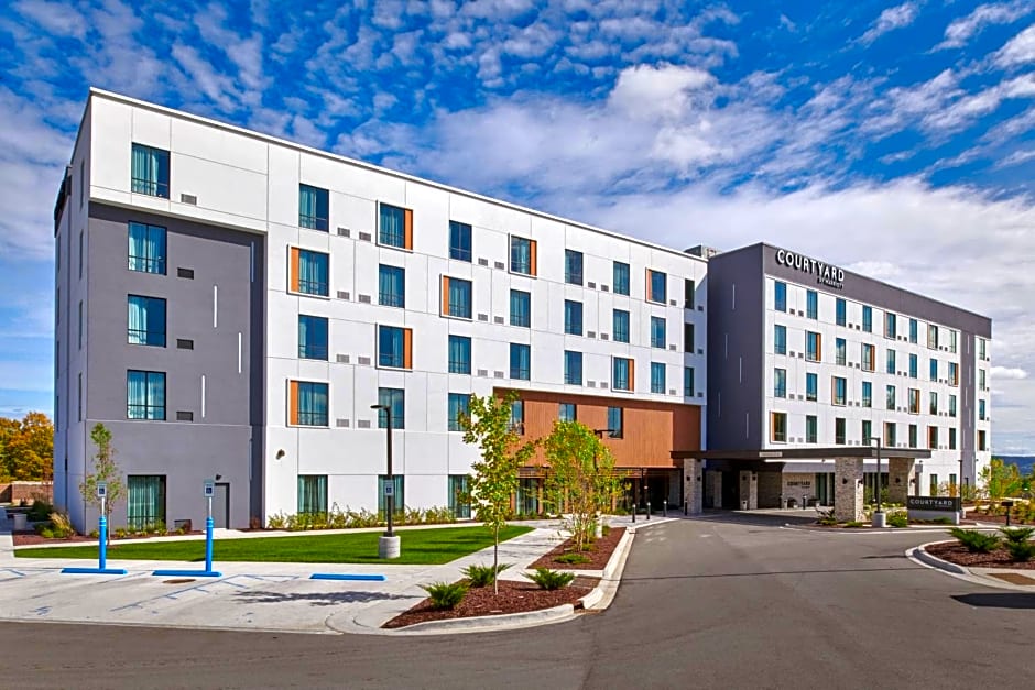 Courtyard by Marriott Petoskey at Victories Square