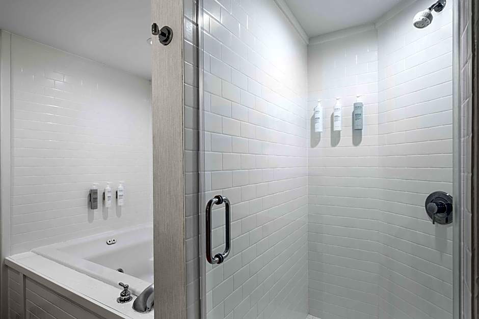 Photo 1 of 7 of Deluxe 1 King Bed, Whirlpool