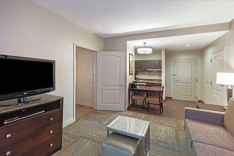 One Bedroom Queen Suite with Lake View - Non-Smoking