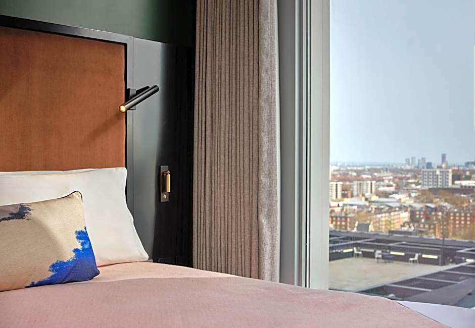 Montcalm East, Autograph Collection