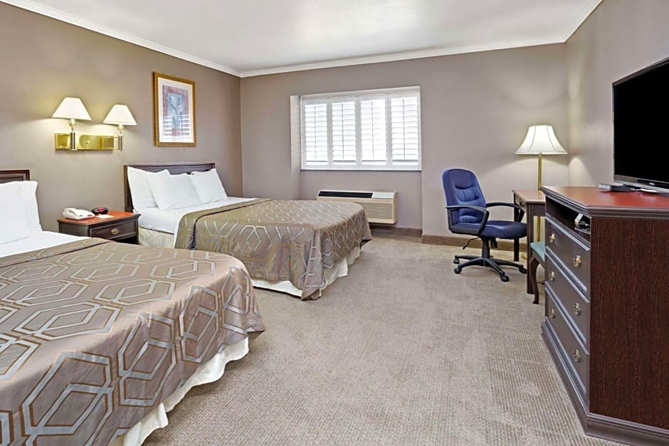 Days Inn by Wyndham West Covina