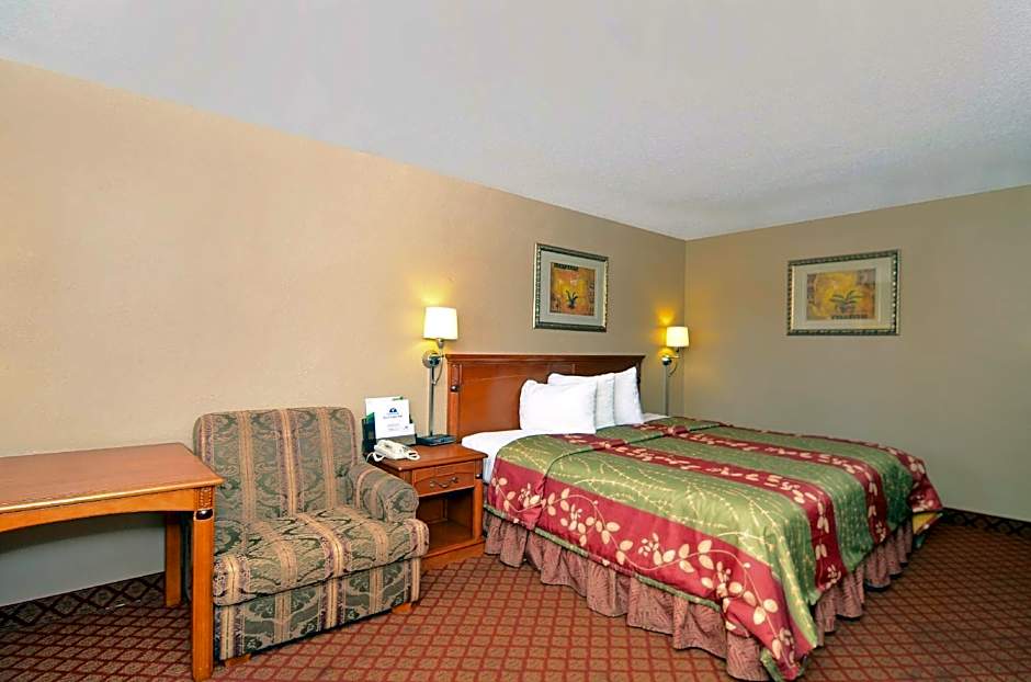 Photo 1 of 1 of 1 Queen Bed, Nonsmoking