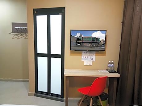 Twin Room (Window)