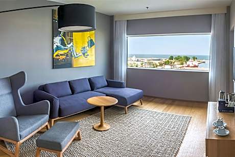 Sea View Suite, 1 Bedroom Suite, 1 King, Sea view, Top floor