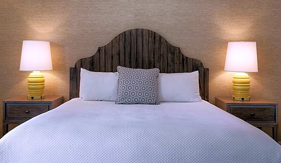 Photo 1 of 4 of 1 King Bed Suite, Partial Ocean View