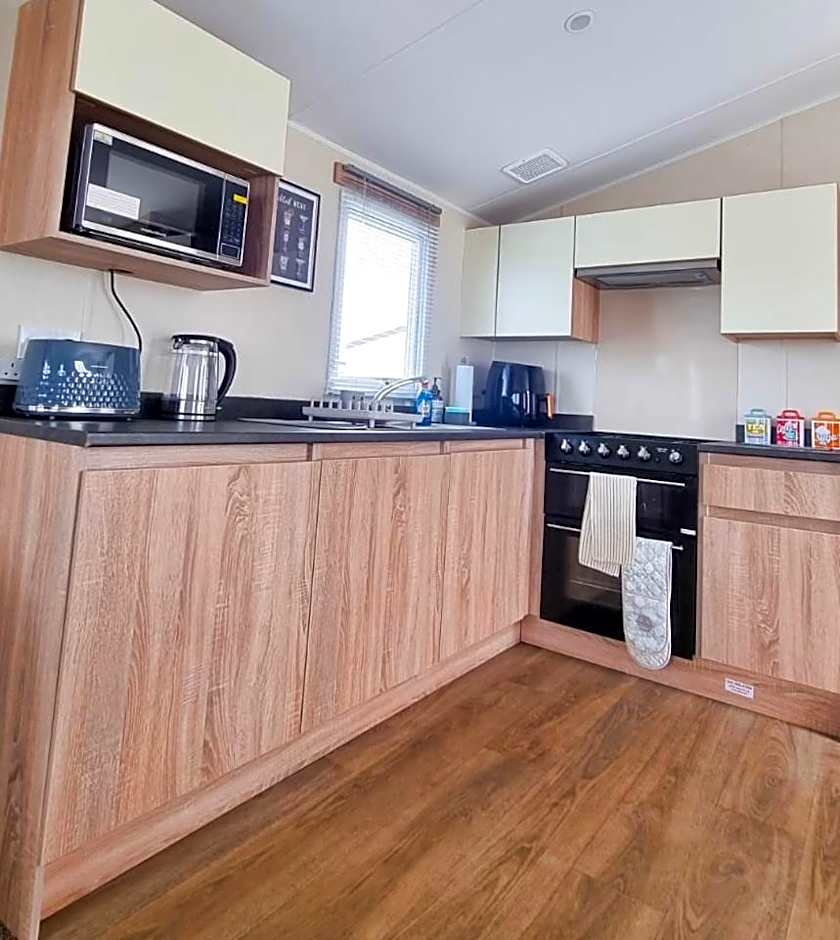 Chic, spacious & fun coastal retreat - family friendly - 3 min walk to beach