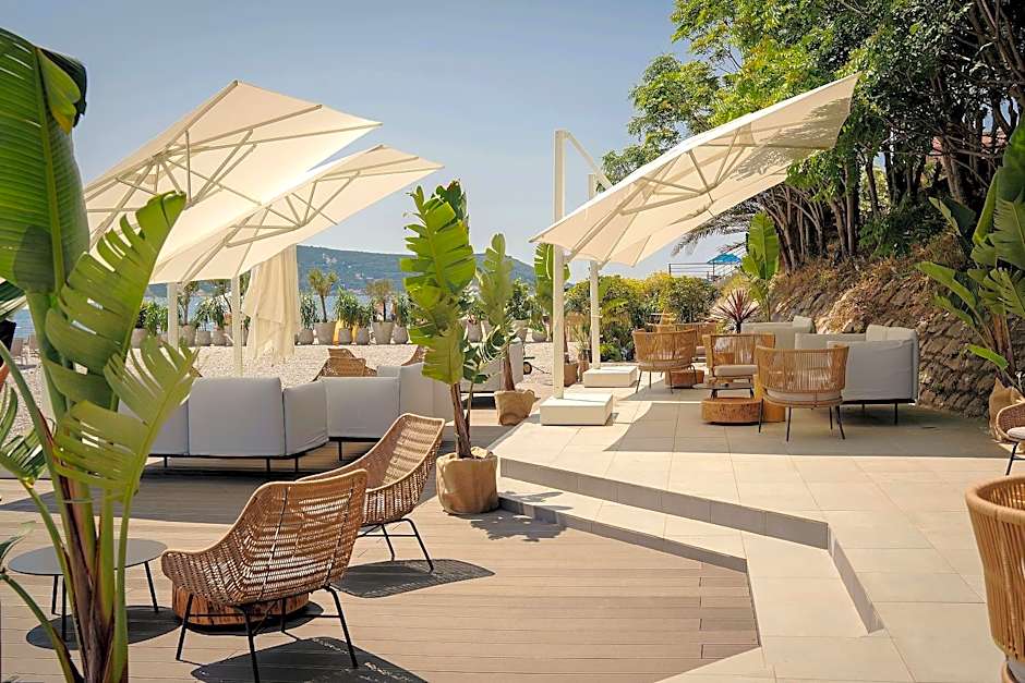 Lazure Hotel & Marina