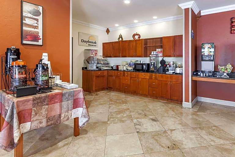 Days Inn & Suites by Wyndham McAlester