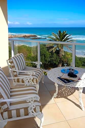 Hermanus Beachfront Lodge