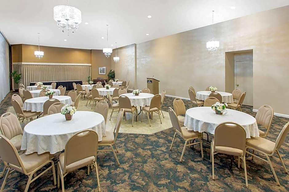 Ramada Hotel & Conference Center by Wyndham Lewiston
