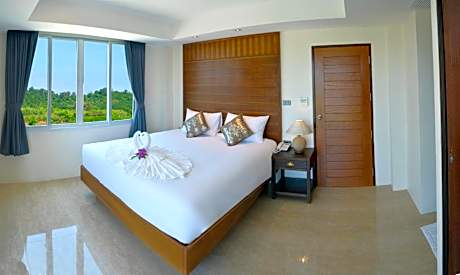 Deluxe Double Room (Free Round Trip Airport Transfer)