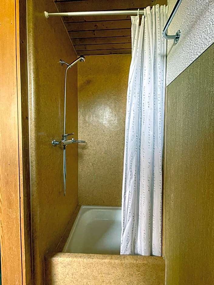 Alpine Base Hostel - Adults only