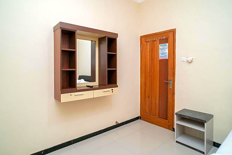 RedDoorz At Villa Akbar 3