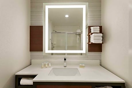 2 Qn Acc Rm W/Bathtub