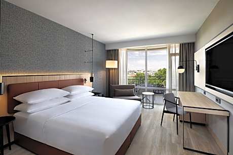 Deluxe City View, Guest Room, 1 King, Resort View, Balcony