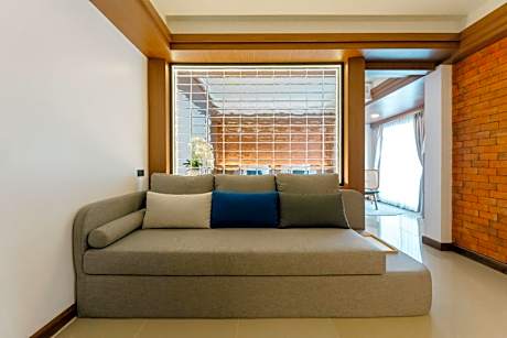King Suite with Pool View