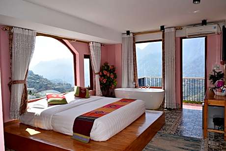 Suite - Bathtub with View Included