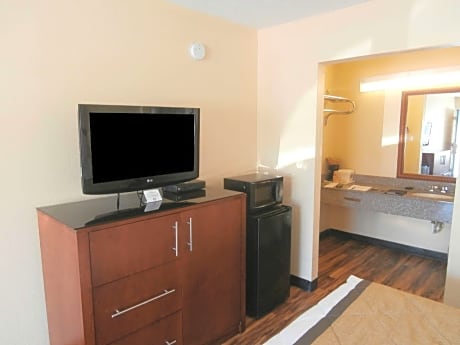 1 King Bed Non-Smoking